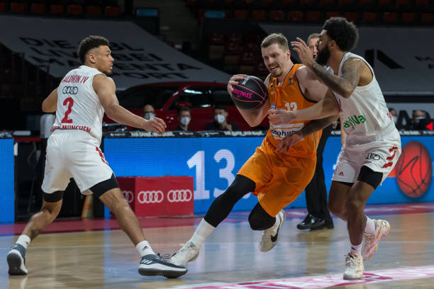 奥卢的中场 奥卢的中场